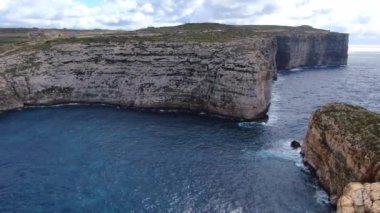 Gozo Malta sahilindeki inanılmaz Dwerja Koyu - hava görüntüleri
