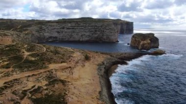 Gozo Malta sahilindeki inanılmaz Dwerja Koyu - hava görüntüleri