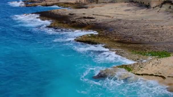 Wonderful Turqouise Blue Ocean Water Hitting Rocks Top View Aerial — Stock Video