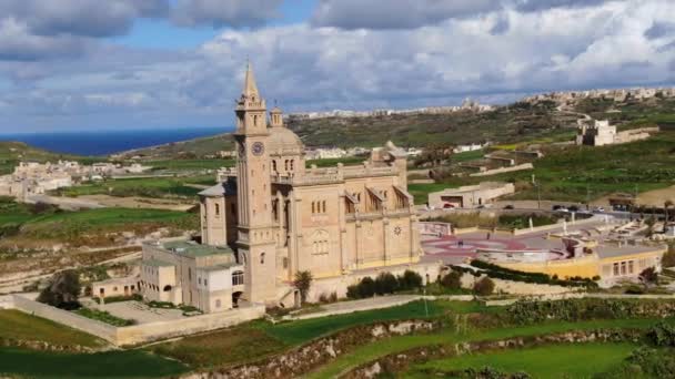 马耳他戈佐岛著名的Ta Pinu教堂 从空中拍摄 — 图库视频影像