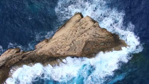 Divoký Oceán Vody Shora Vlny Narážející Skály Letecké Záběry — Stock video
