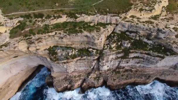 Vilt Vatten Slår Mot Kusten Gozo Malta Ovanifrån Flygbilder — Stockvideo