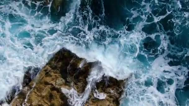 Água Oceano Selvagem Cima Ondas Atingindo Rochas Imagens Aéreas — Vídeo de Stock