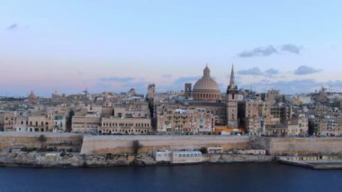 Malta 'nın başkenti Valletta üzerindeki hava manzarası - hava görüntüleri