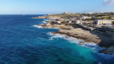 Yukarıdan gelen vahşi okyanus suyu - kayalara vuran dalgalar - hava görüntüleri