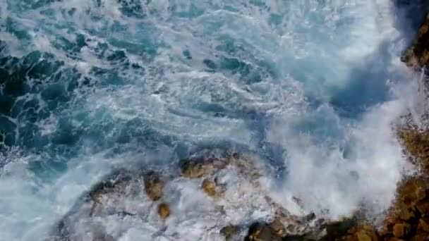 Yukarıdan Gelen Vahşi Okyanus Suyu Kayalara Vuran Dalgalar Hava Görüntüleri — Stok video
