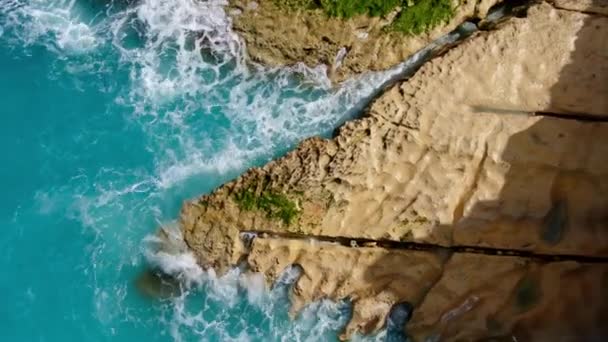 上からの野生の海の水 岩を打つ波 — ストック動画