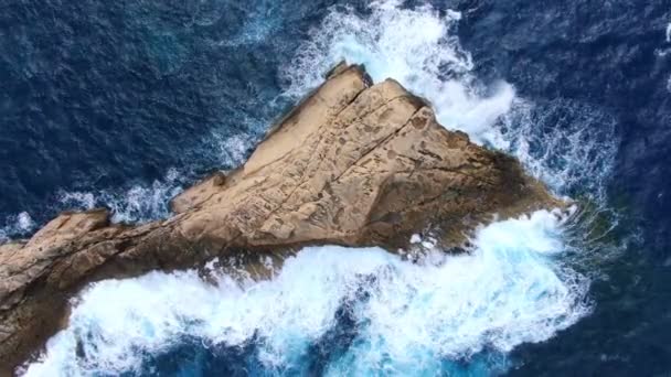 Agua Del Océano Salvaje Desde Arriba Olas Golpeando Las Rocas — Vídeos de Stock