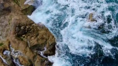 Yukarıdan gelen vahşi okyanus suyu - kayalara vuran dalgalar - hava görüntüleri