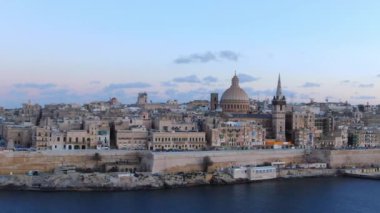 Akşamları Malta 'nın başkenti Valletta - hava görüntüleri