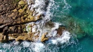 Yukarıdan gelen vahşi okyanus suyu - kayalara vuran dalgalar - hava görüntüleri
