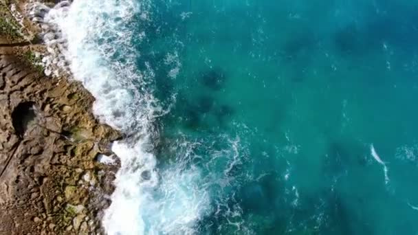 Maravilhosa Água Azul Turqouise Oceano Batendo Contra Rochas Vista Cima — Vídeo de Stock