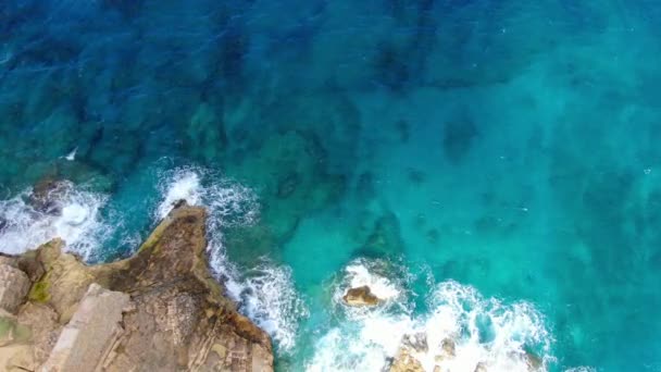 Agua Del Océano Salvaje Desde Arriba Olas Golpeando Las Rocas — Vídeos de Stock