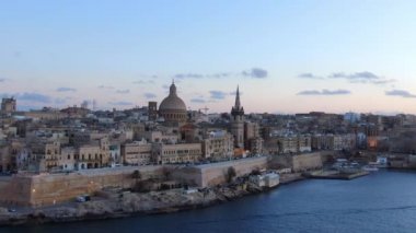 Akşamları Malta 'nın başkenti Valletta - hava görüntüleri