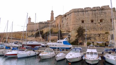 Valletta 'daki Grand Harbour' da yelkenli tekneleri - VALLETTA, MALTA - 5 Mart 2020