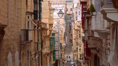 Valletta 'nın tarihi bölgesinde tipik bir sokak manzarası Valletta, Malta - 5 Mart 2020