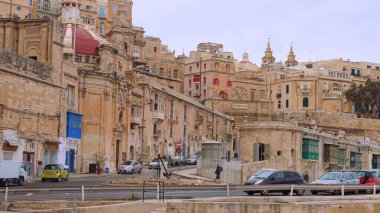 Valletta 'nın tarihi bölgesinde tipik malikaneler - VALLETTA, MALTA - 5 Mart 2020