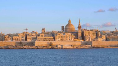 Malta 'nın başkenti Valletta' nın tipik ve ünlü ufuk çizgisi - seyahat fotoğrafçılığı