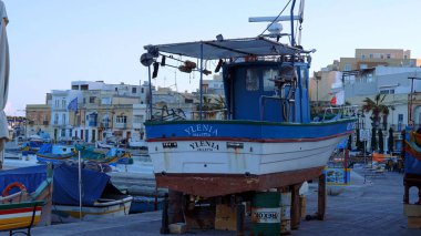 Malta 'daki Marsaxlokk Körfezi' nde renkli balıkçı tekneleri - Malta Adası, Malta - 5 Mart 2020