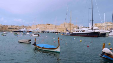 Valletta şehrindeki küçük tekne ve gondollar - VALLETTA, MALTA - 5 Mart 2020