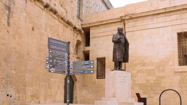 Eski bir başbakanın heykeli Castille Meydanı Valletta Malta - 5 Mart 2020