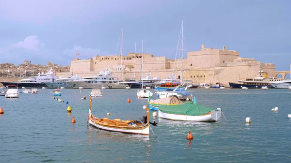 Μικρά Σκάφη Και Γόνδολες Στην Πόλη Της Βαλέτα Valletta Malta — Φωτογραφία Αρχείου