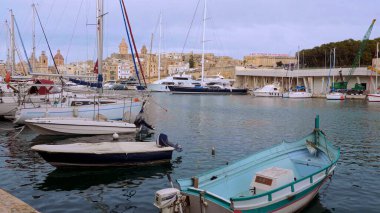 Valletta 'daki Grand Harbour' da yelkenli tekneleri - VALLETTA, MALTA - 5 Mart 2020