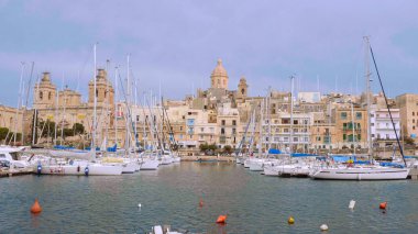 Valletta Grand Harbour Bölgesi güneşli bir günde - VALLETTA, MALTA - 5 Mart 2020