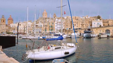 Valletta 'daki Grand Harbour' da yelkenli tekneleri - VALLETTA, MALTA - 5 Mart 2020