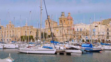 Valletta 'daki Grand Harbour' da yelkenli tekneleri - VALLETTA, MALTA - 5 Mart 2020
