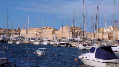 Valletta Grand Harbour - Malta 'nın başkenti - VALLETTA, MALTA - 5 Mart 2020