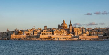 Malta 'nın başkenti Valletta' nın tipik ve ünlü ufuk çizgisi - seyahat fotoğrafçılığı