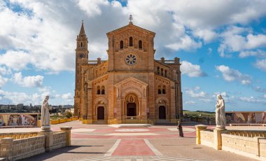 Gozo 'daki Ta Pinu Kilisesi, Malta Adası' nın ünlü bir simgesidir.