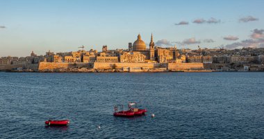 Malta 'nın başkenti Valletta' nın tipik ve ünlü ufuk çizgisi - seyahat fotoğrafçılığı