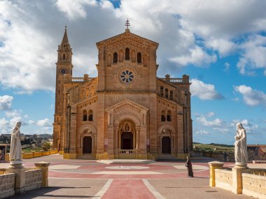 Gozo 'daki Ta Pinu Kilisesi adanın ünlü bir simgesidir. Seyahat fotoğrafçılığı.