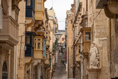 Malta 'nın tarihi Valletta Adası' ndaki tipik sokak manzarası - 5 Mart 2020