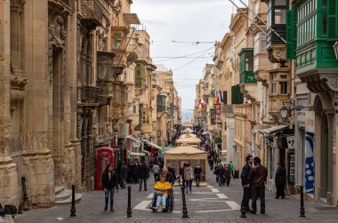 Malta 'nın tarihi Valletta Adası' ndaki tipik sokak manzarası - 5 Mart 2020