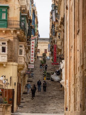 Malta 'nın tarihi Valletta Adası' ndaki tipik sokak manzarası - 5 Mart 2020