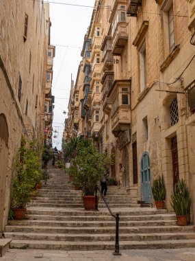 Malta 'nın tarihi Valletta Adası' ndaki tipik sokak manzarası - 5 Mart 2020