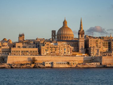 Malta 'nın başkenti Valletta' nın tipik ve ünlü ufuk çizgisi - seyahat fotoğrafçılığı