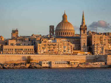Malta 'nın başkenti Valletta' nın tipik ve ünlü ufuk çizgisi - seyahat fotoğrafçılığı