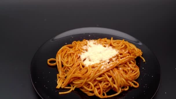접시에 토마토 소스가 들어 있는 맛있는 스파게티 — 비디오