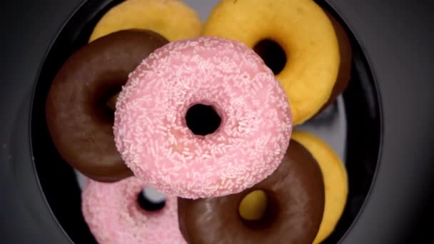 접시 위에 맛있는 도넛을 고르는 모습 — 비디오