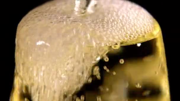 Nalévání chamapgne do sklenice až do přetečení - fontána šampaňského — Stock video