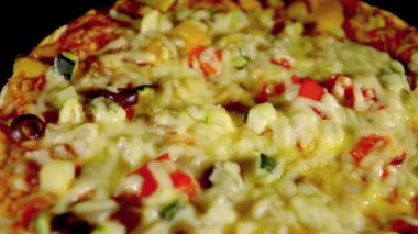 Taze sebzeli taze pişmiş vejetaryen pizza.