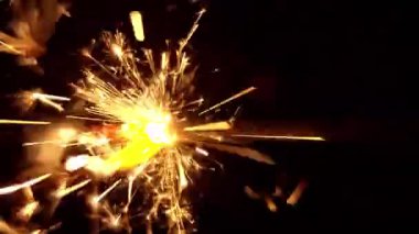 Makro şutta yanan maytap mumu