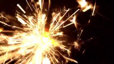 Makro şutta yanan maytap mumu