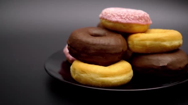 접시 위에 맛있는 도넛을 고르는 모습 — 비디오