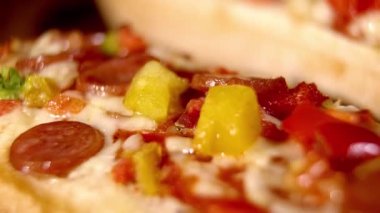 Fırından yeni çıkmış sıcak pizza. Yakın çekim.