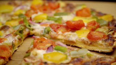 Tahta tabakta taze pişmiş vejetaryen pizza.